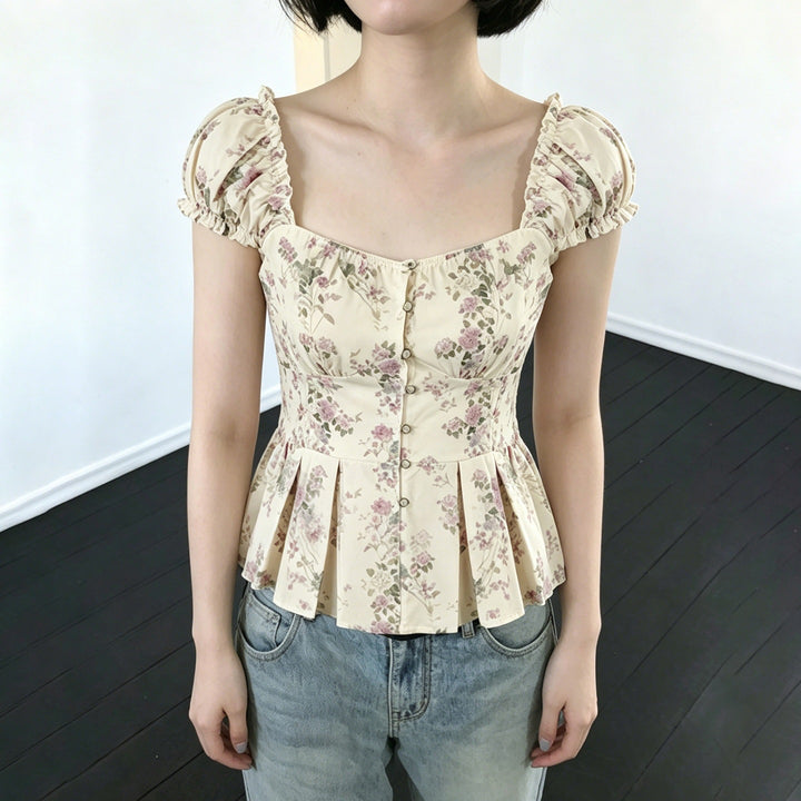 Damebluse med blomsterdesign og volanger