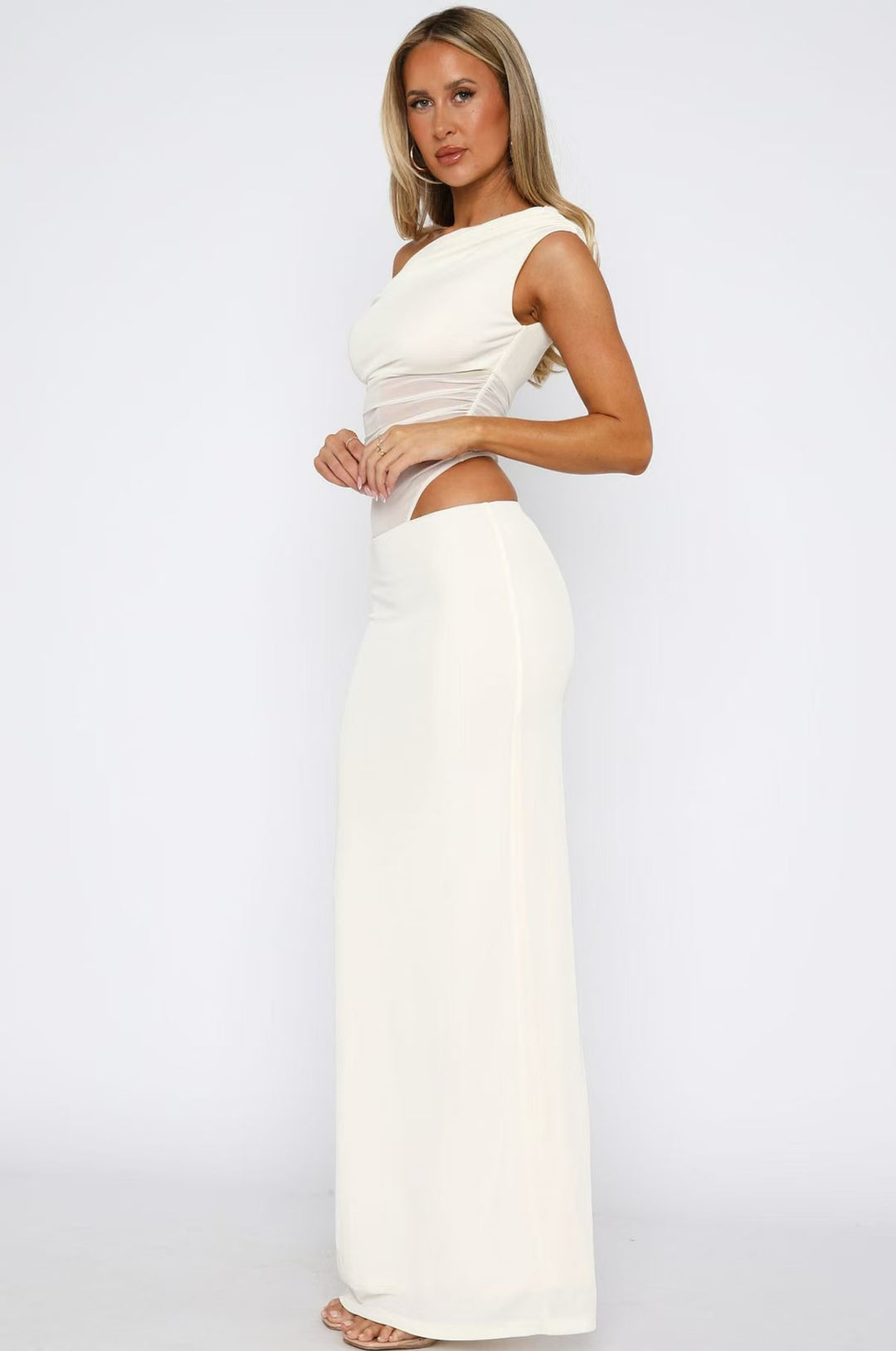 Damer Elegant Maxikjole med asymmetrisk snitt og transparente innsatser Skjora