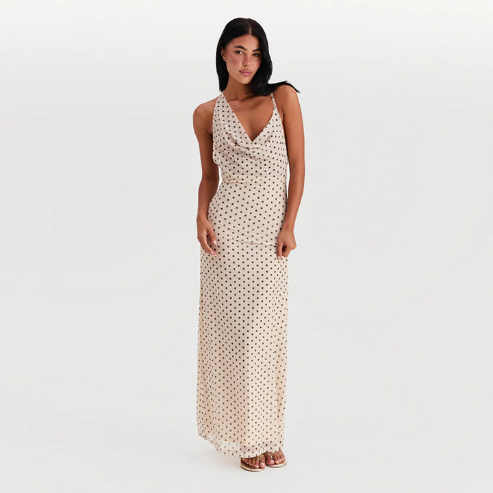Dame maxikjole med elegant vannfallutskjæring og prikkedesign Skjora