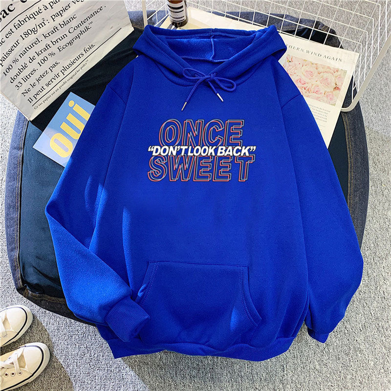 Dame hoodie med moderne motiv og behagelig passform Skjora
