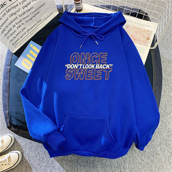 Dame hoodie med moderne motiv og behagelig passform Skjora