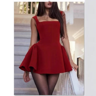 Kvinne Lekfull Minikjole med Svingende Skjørt og Elegante Stropper Skjora
