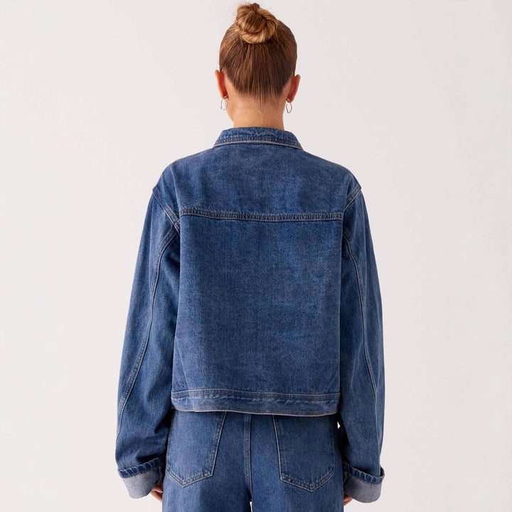 Dame trendy denimjakke i en avslappet passform med påsydde lommer og knappdetaljer Skjora