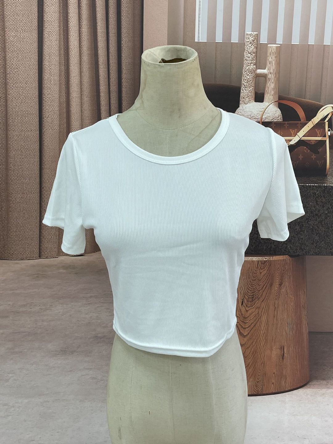 Dame avslappet cropped T-skjorte laget av fin ribbestrikk Skjora
