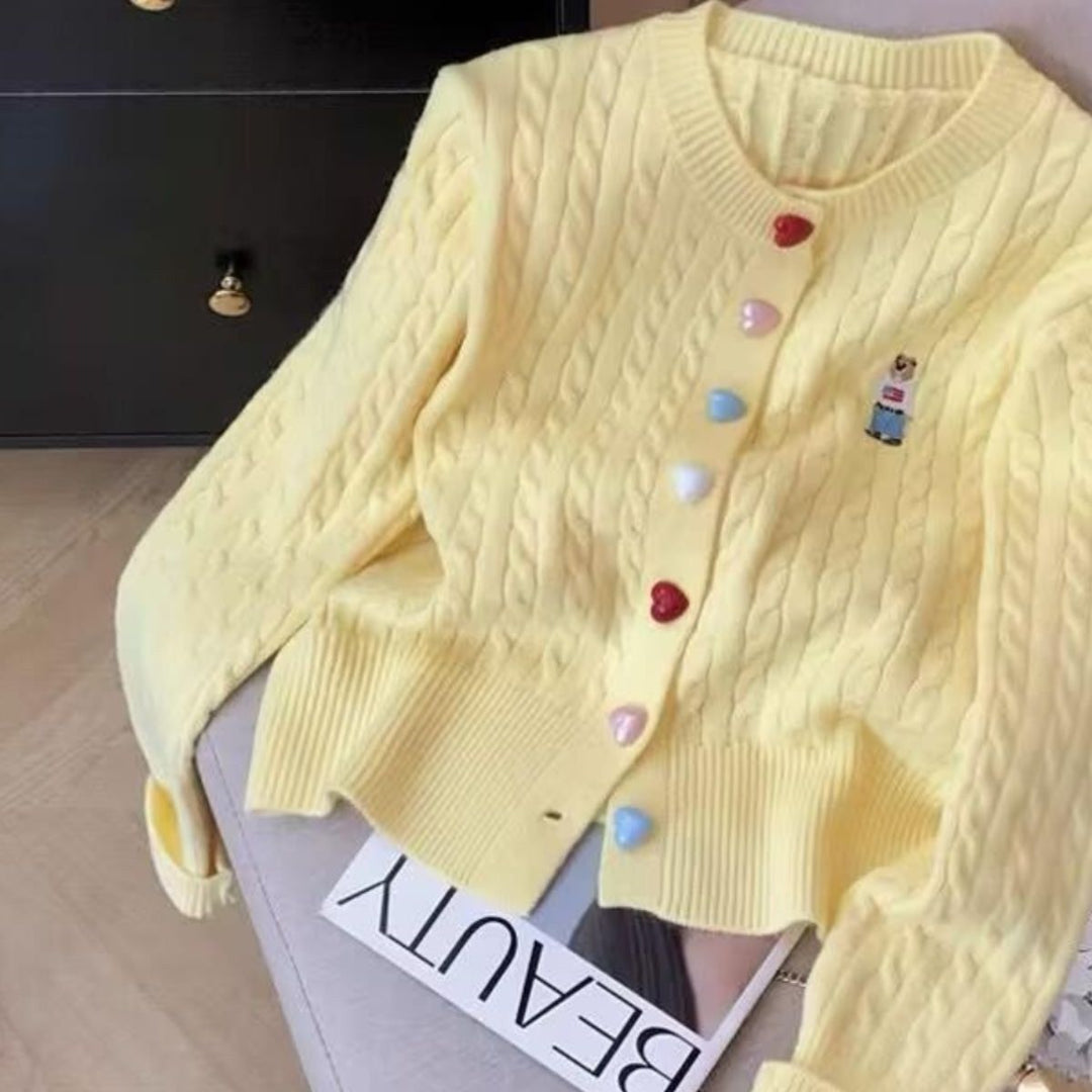 Kvinnens fashionable cardigan med hjerteknapper og helmønster Skjora