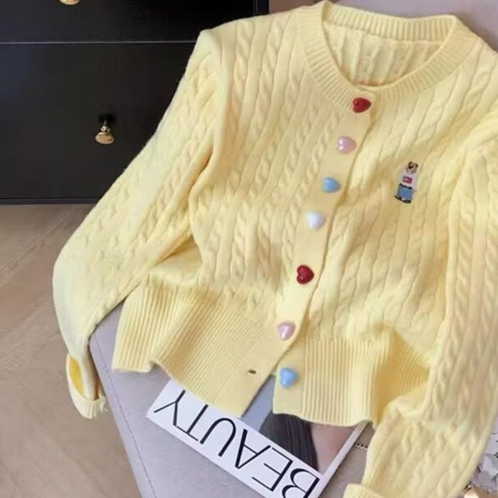 Kvinnens fashionable cardigan med hjerteknapper og helmønster Skjora