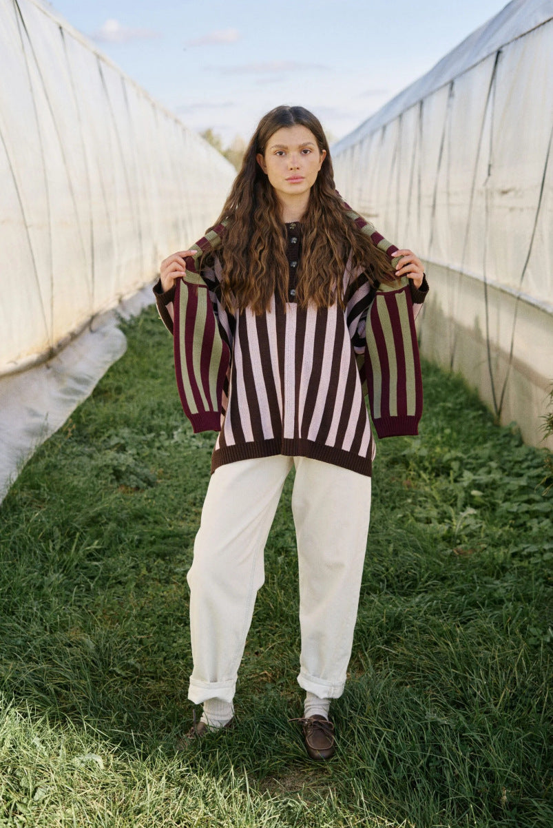 Kvinne striped oversized genser med knappestolpe og dyp V-hals Skjora