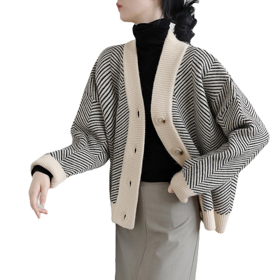 Damer moteriktig cardigan med sikksakkmønster og elegante knapper Skjora