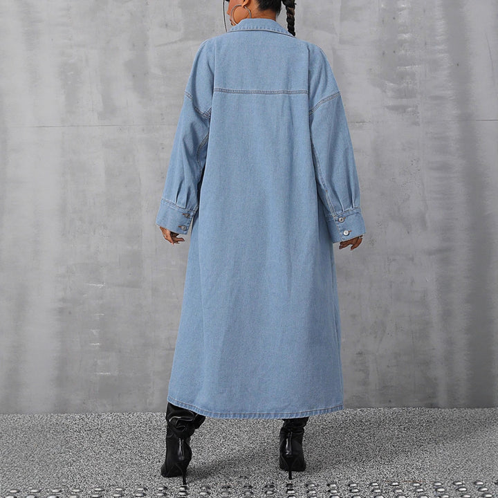 Dame denim maxi jakke i en avslappet oversized passform med behagelige trykknapper og praktiske lommer Skjora
