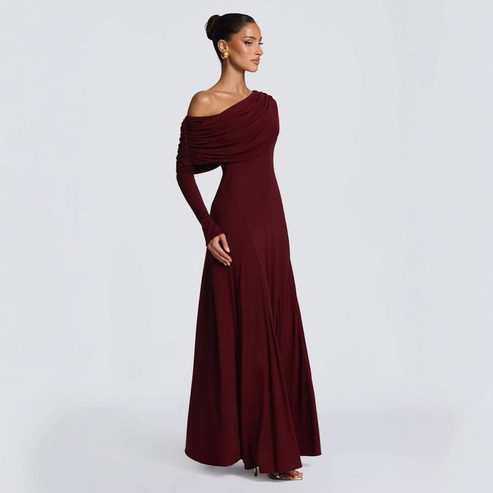 Kvinnens elegante langermede maxi-kjole med asymmetrisk draperingsdetalj