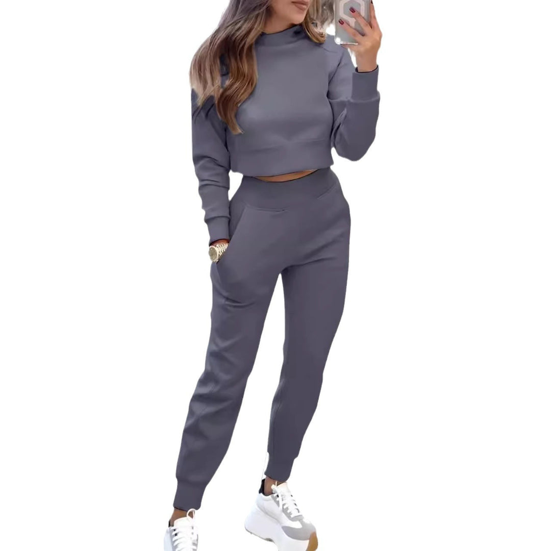 Kvinnens sporty loungewear-sett med moderne crop top og elastiske bukser Skjora