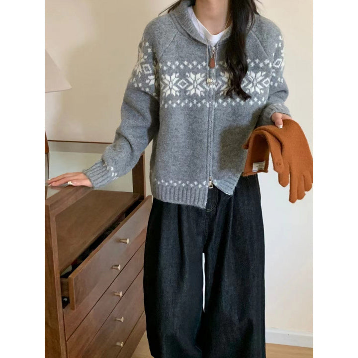 Kvinne cardigan med tradisjonelt norsk mønster og elegante glidelåsdetaljer Skjora