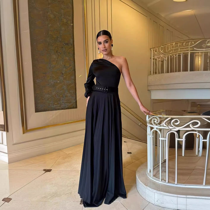 Kvinne Elegant Maxi Kjole med Asymmetrisk Snitt og Innsydd Belte Skjora