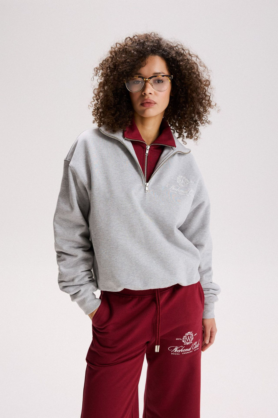 Kvinnelig sporty zip genser med en uformell skjæring og elegant broderi Skjora