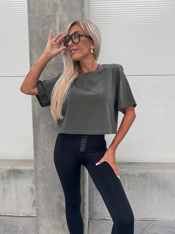 Kvinne Cropped T-Shirt i iøynefallende leopardmønster