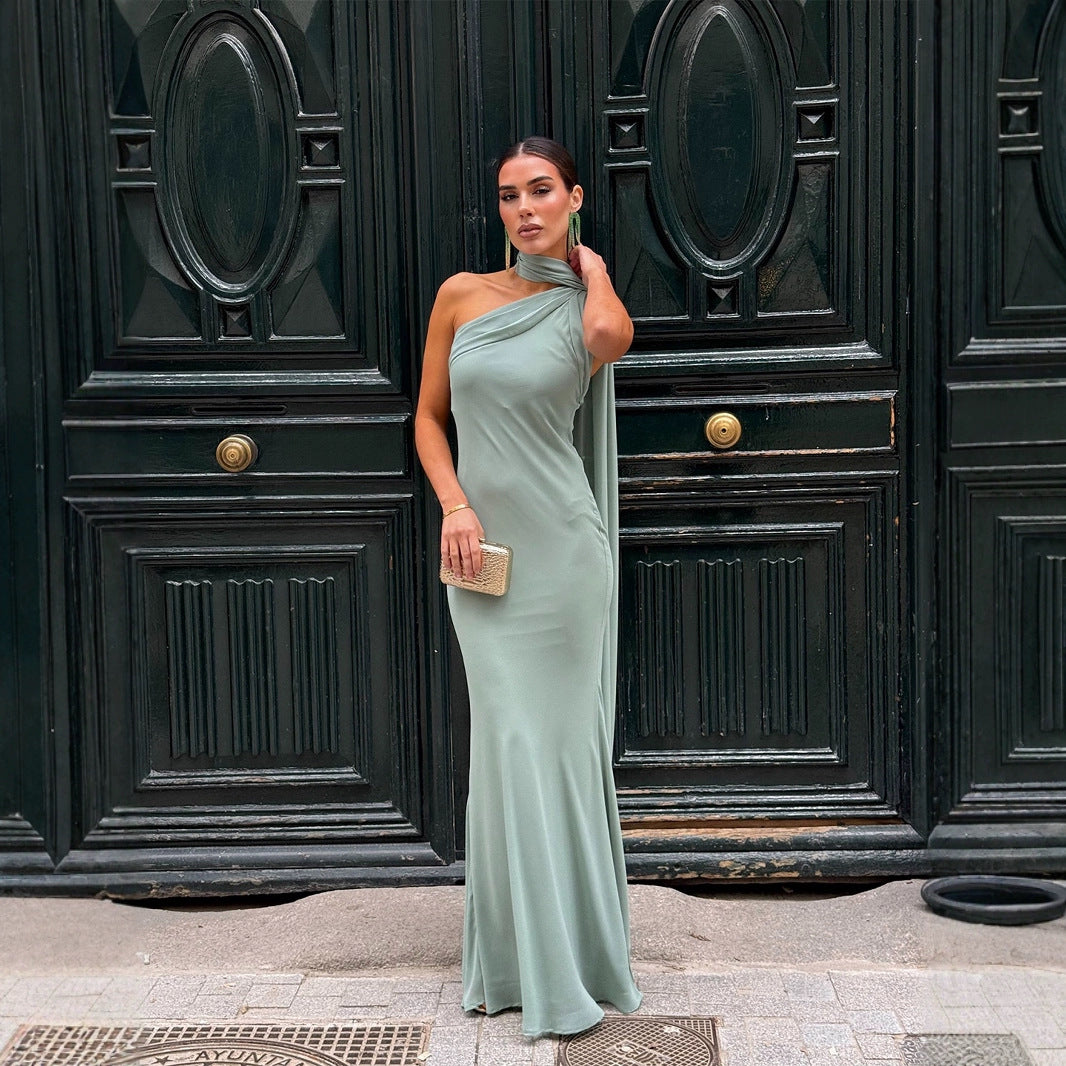 Kvinne Elegant, En-sidet Strapless Maxi Kjole med Flytende Stoff og Chic Nakkesjal Skjora