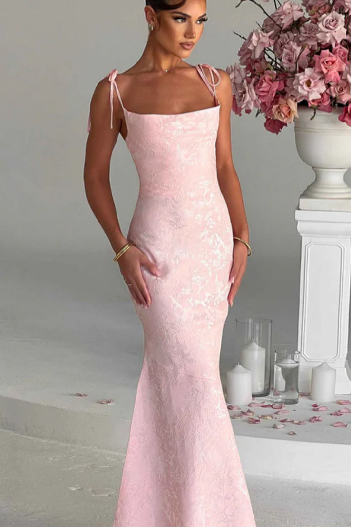 Kvinnelig Elegant Kveldsdrakt med Blomsterdesign og Justerbare Stropper Skjora