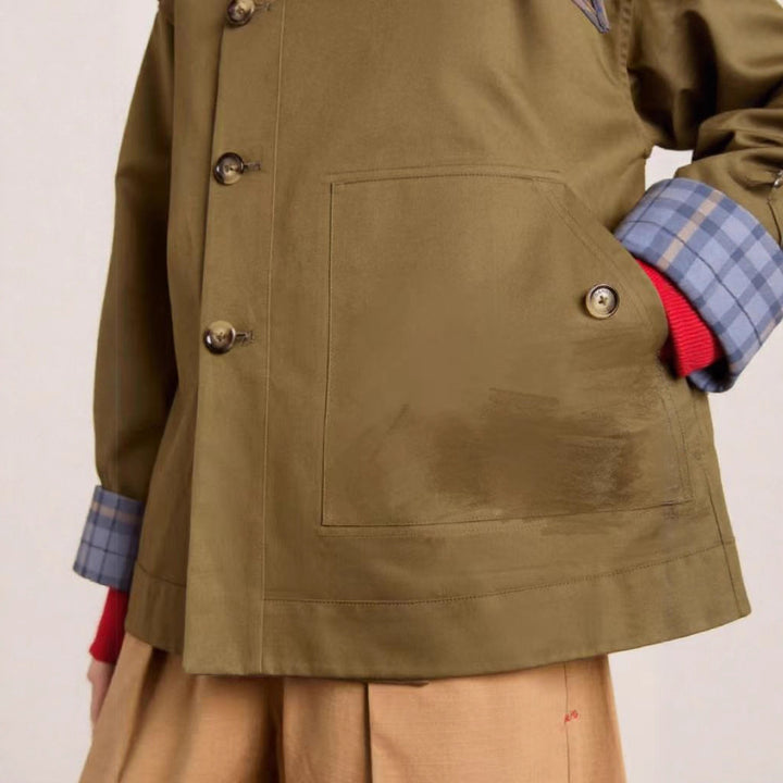 Kvinnelig mote trench coat med karakteristisk krage og praktiske lommer Skjora