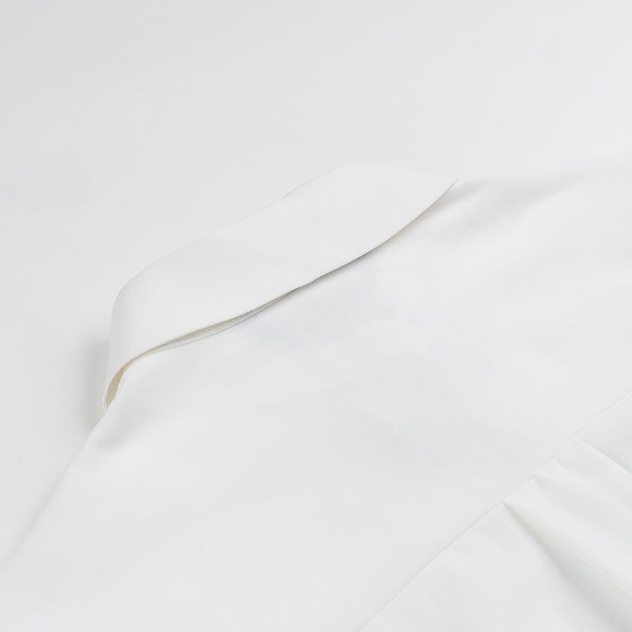 Kvinnens klassiske bluse med dekorative knuter og elegante detaljer Skjora