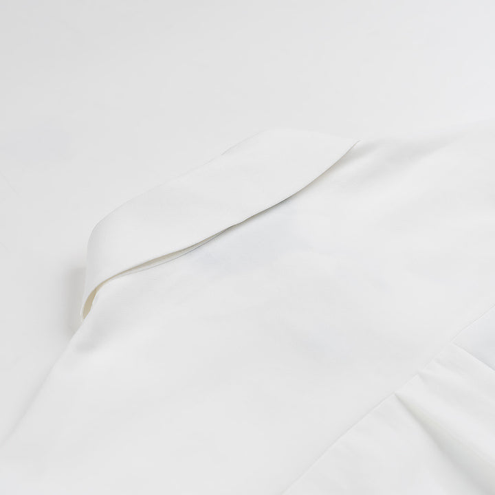 Kvinnens klassiske bluse med dekorative knuter og elegante detaljer Skjora