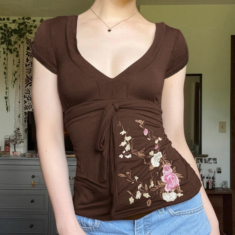 Dame pencilkjole med blomsterbroderi og draperingseffekt Skjora