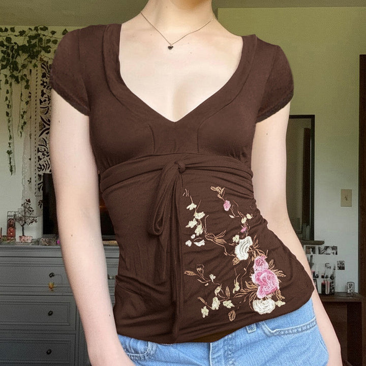 Dame pencilkjole med blomsterbroderi og draperingseffekt Skjora