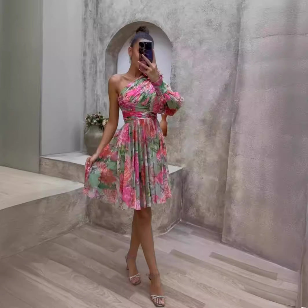 Kvinne Flowing Floral Dress med Asymmetrisk Design og Volangdetaljer Skjora