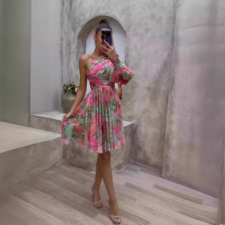 Kvinne Flowing Floral Dress med Asymmetrisk Design og Volangdetaljer Skjora