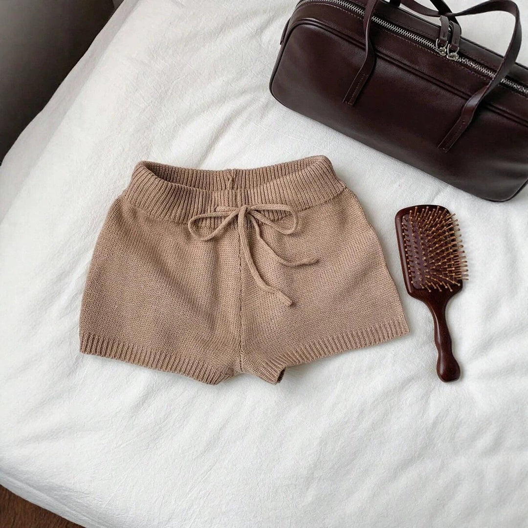 Dame myke strikkeshorts med praktisk snor Skjora