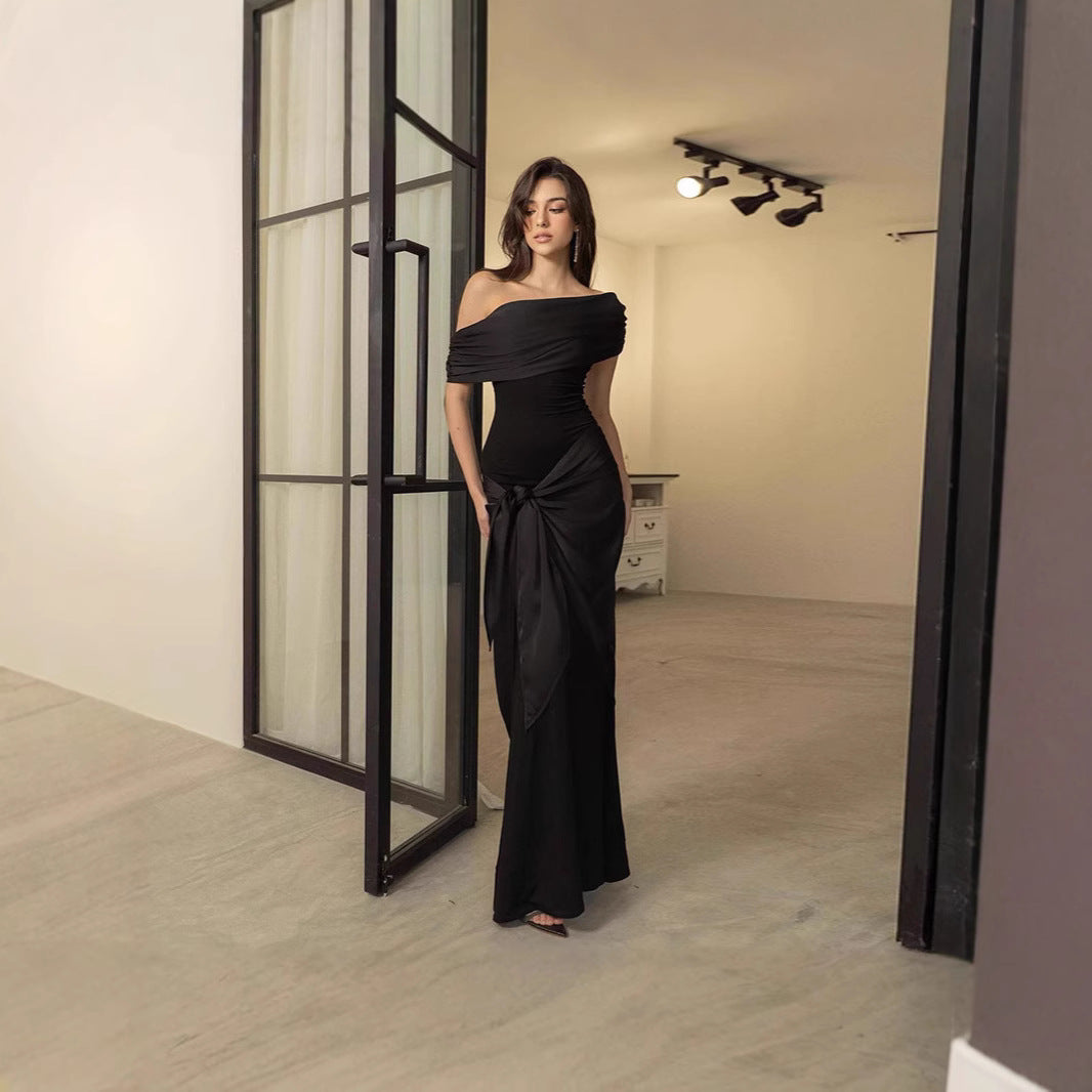 Dame kveldsdrakt med elegant off-shoulder-design og figurnær passform Skjora