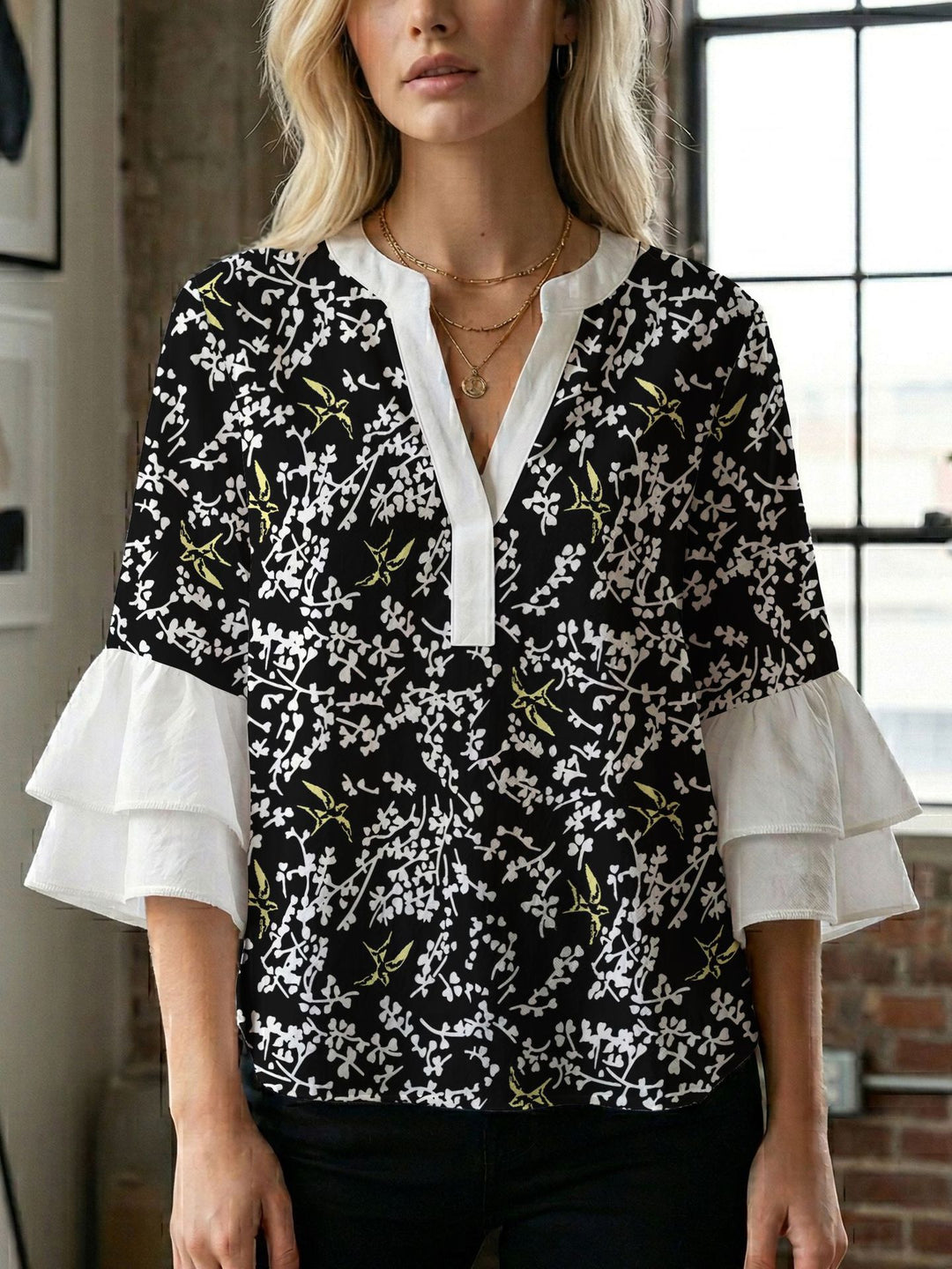 Dame bluseskjorte med voluminøse ermer og kreativt trykkdesign Skjora