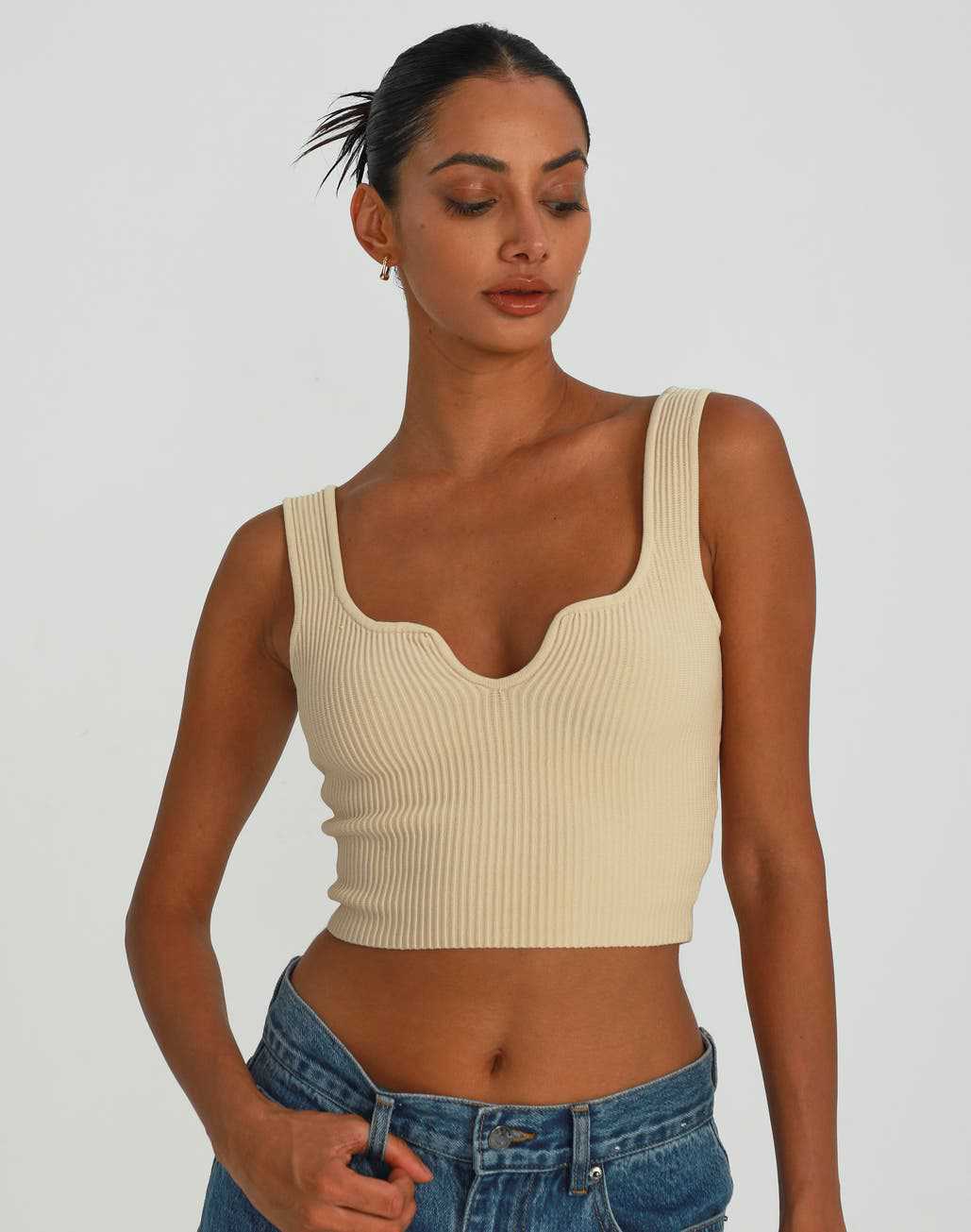 Dame Crop-top med bølget utskjæring og fin ribbestruktur Skjora