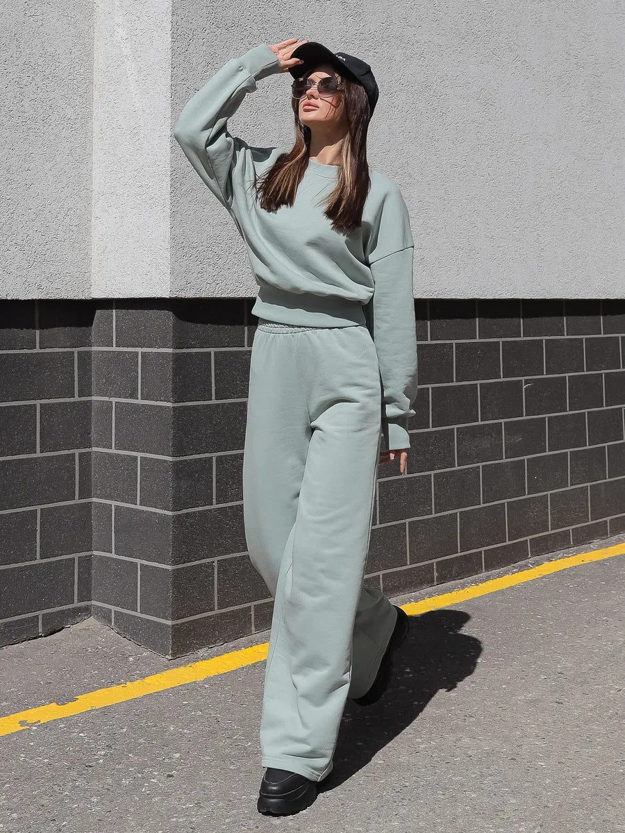 Kvinners sett med oversized hettegenser og vide treningbukser Skjora