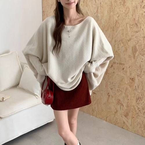 Dame oversized strikkegenser med en avslappet fasong og dramatiske ermer Skjora