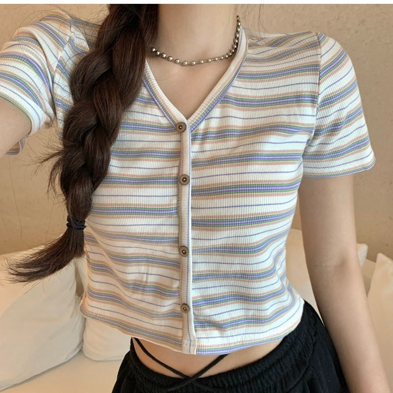 Kvinne cropped t-skjorte med moteriktig stripemønster og dekorative knapper