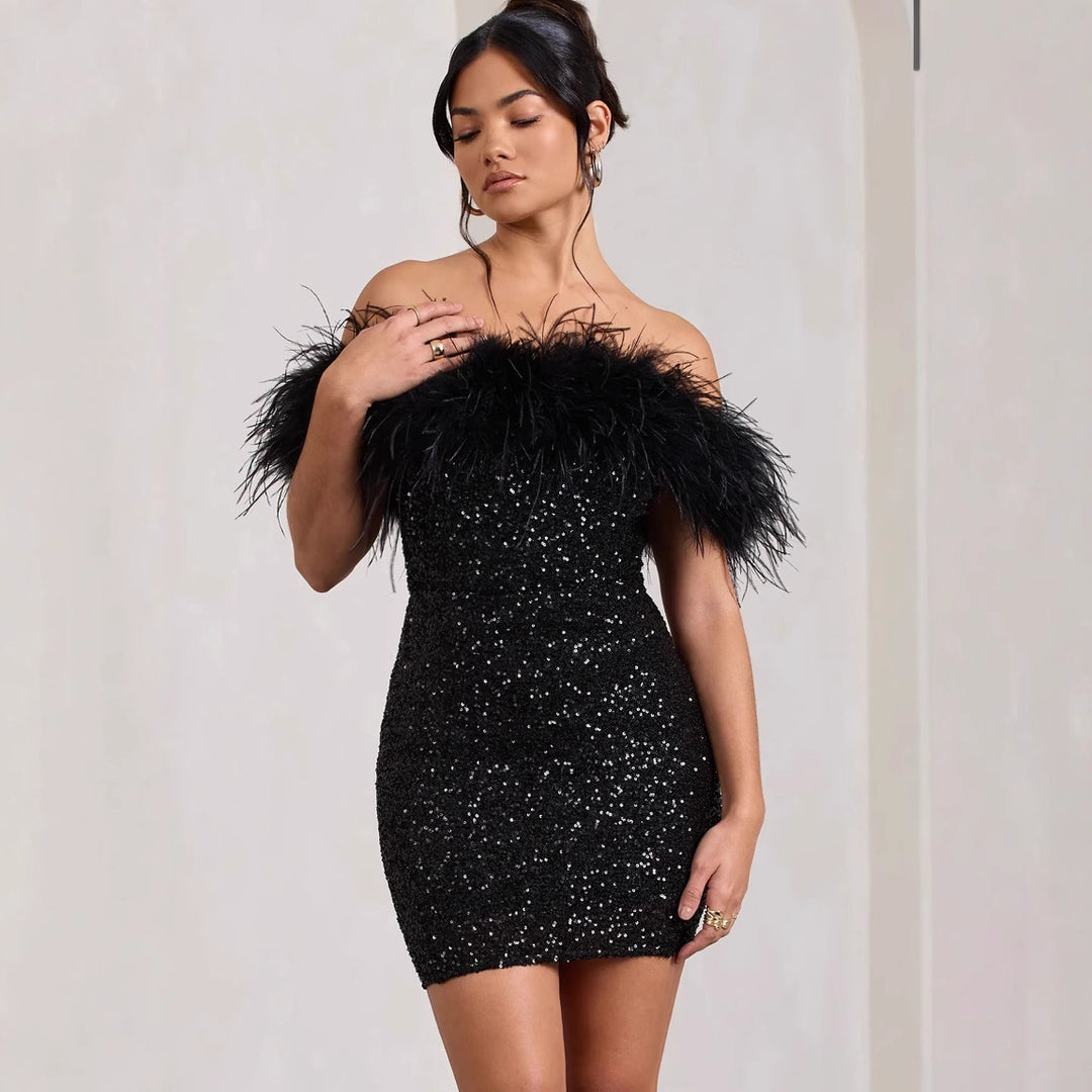 Dame Elegant Minikjole med Off-Shoulder Design og Fjærdekorasjoner