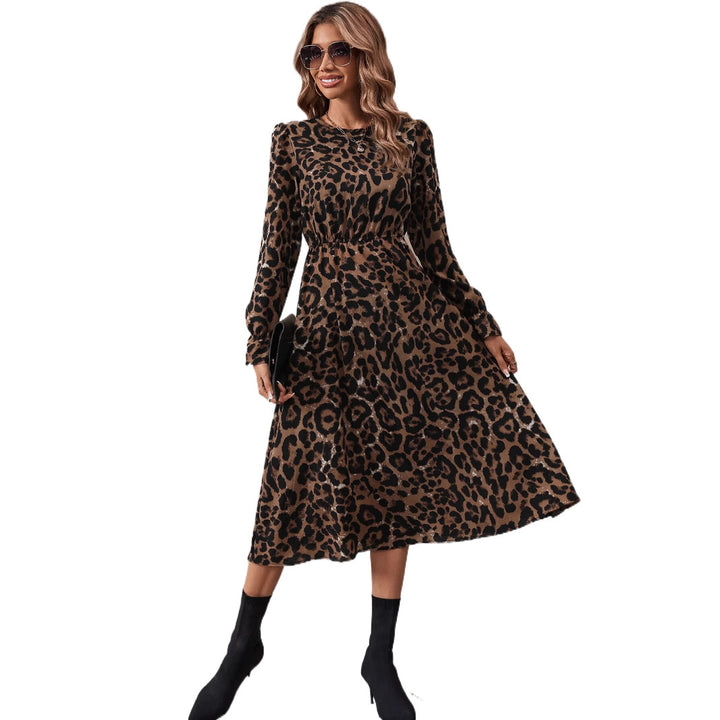 Kvinnes elegant maxi kjole med moderne leopardmønster og nostalgiske pufferm.