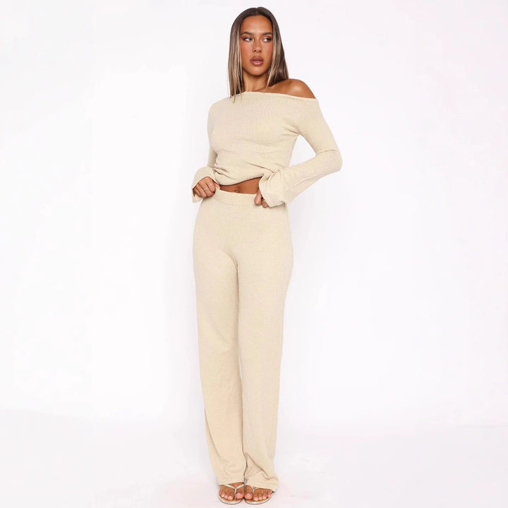 Kvinnes elegant strikkedrakt med av-shoulder bluse og bred buksebein Skjora