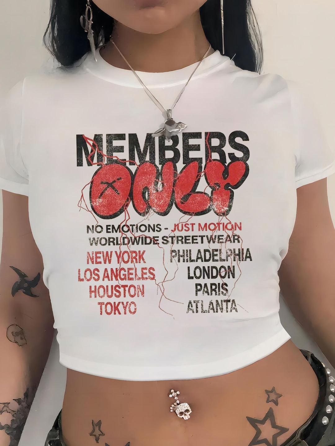 Dame Crop-Top med iøynefallende tekst Skjora