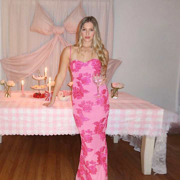 Kvinnens maxikjole med blomstret blondeakenter og elegant snitt
