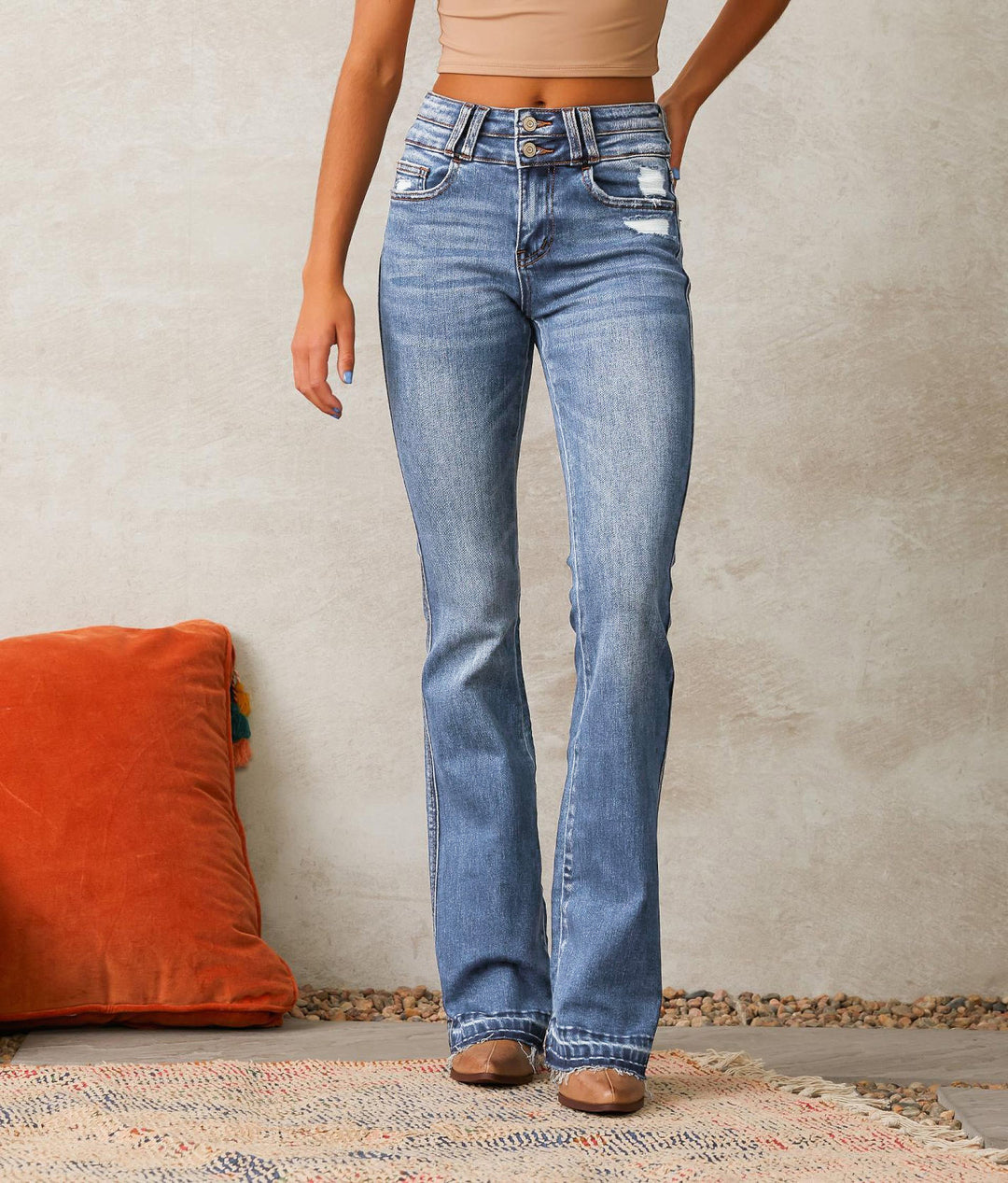 Kvinnelige flared jeans med høy midje og fashionable ødelagt effekt Skjora