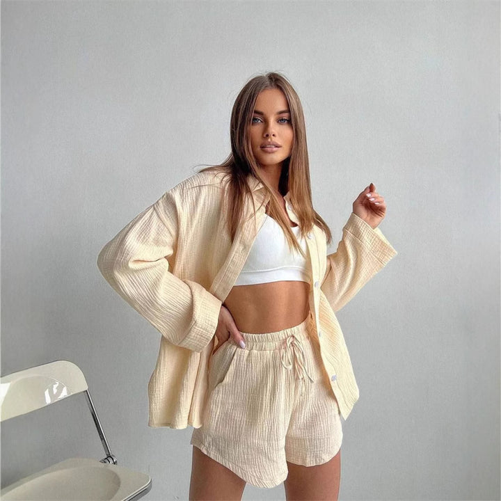 Kvinnens uformelle kortermet sett med komfortabel topp og brede shorts