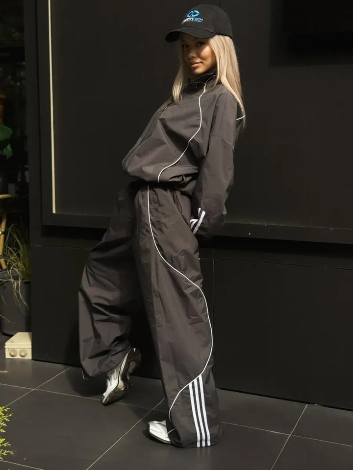 Kvinnelig sporty joggedress med høy krage og vide ben Skjora
