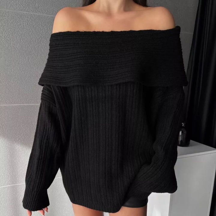 Kvinne oversized strikkegenser med av-shoulder design og fin ribbestruktur Skjora