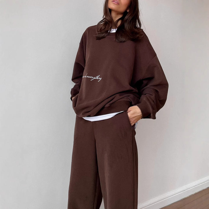 Kvinnens komfortable fritidssweatsuit med elastisk midjebånd og oversized snitt Skjora