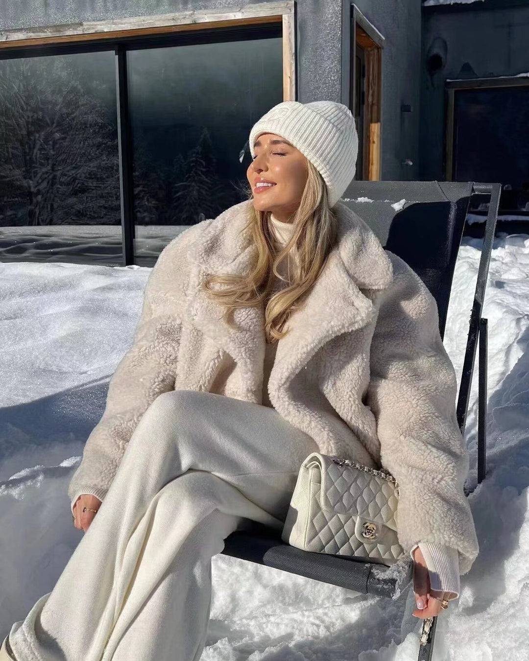 Kvinne Cozy Plush Jakke i Elegant Oversized Stil Skjora