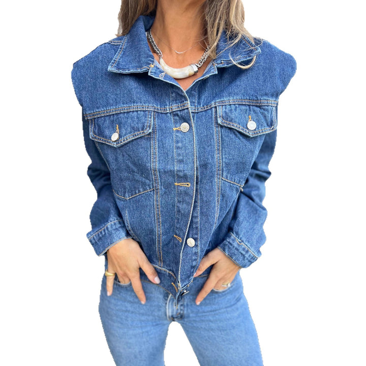 Kvinne denimjakke i en moderne fasong med praktiske lommer og trendy detaljer Skjora