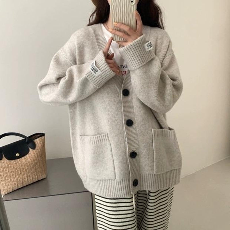 Damenes uformelle oversized cardigan med store lommer og knappdetaljer Skjora