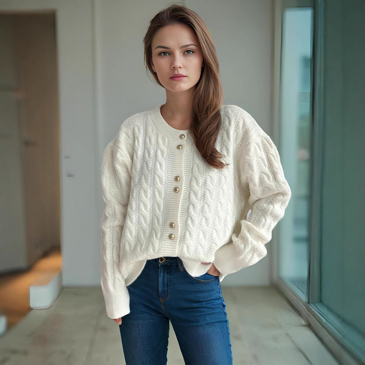 Dame chunky strikket cardigan med dekorative knapper og kabelmønster Skjora