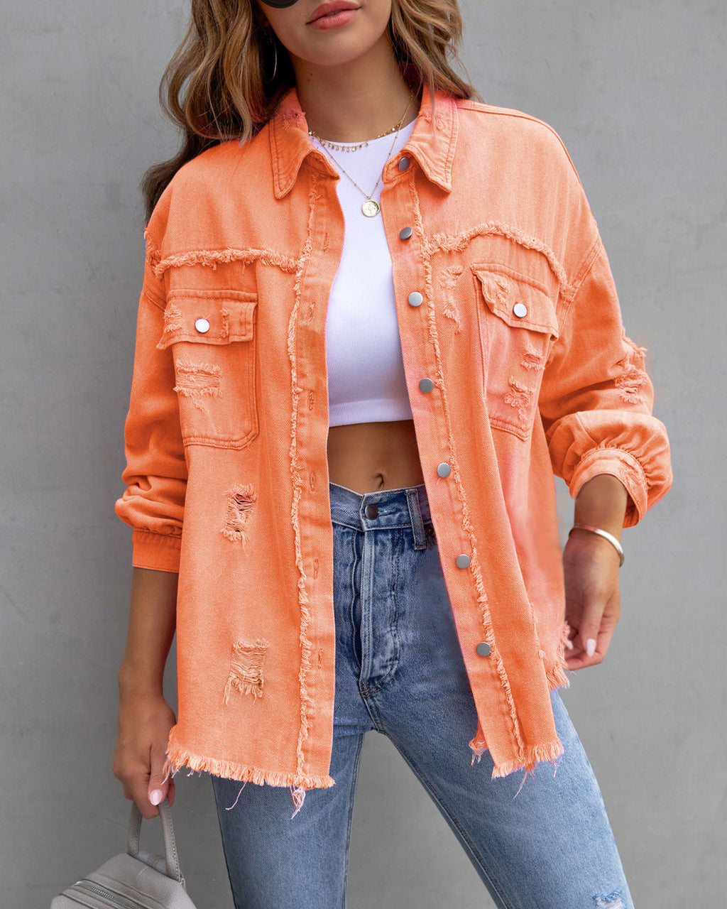 Dame denimjakke i en avslappet oversized fasong med frynsete detaljer Skjora